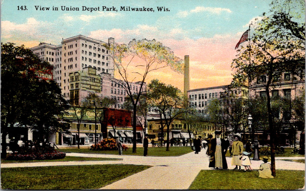 WI, MILWAUKEE - Union Depot Park, buildings, people postcard - I03190