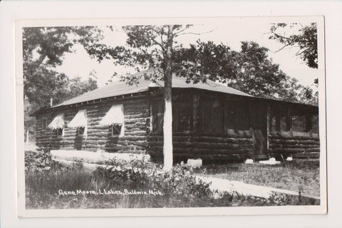 MI, Baldwin - Gene Moore, L Lakes - log building RPPC postcard - R00352