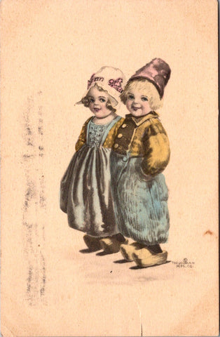 Greetings - Misc - Dutch BOY and GIRL postcard - w02101