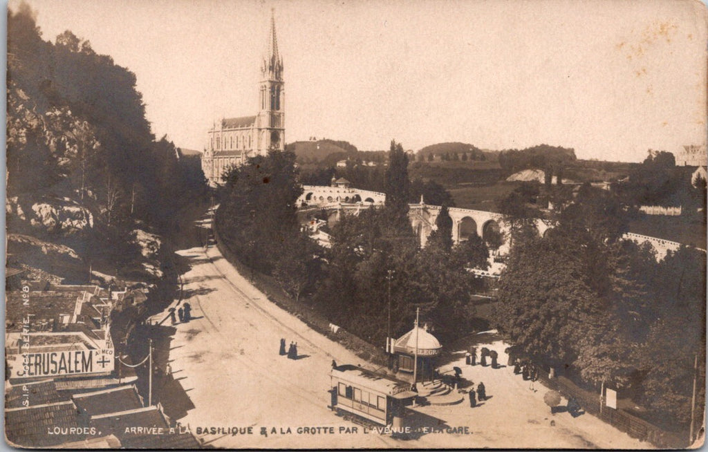 Foreign postcard - LOURDES, France Basilique, La Grotte RPPC - 2k0391