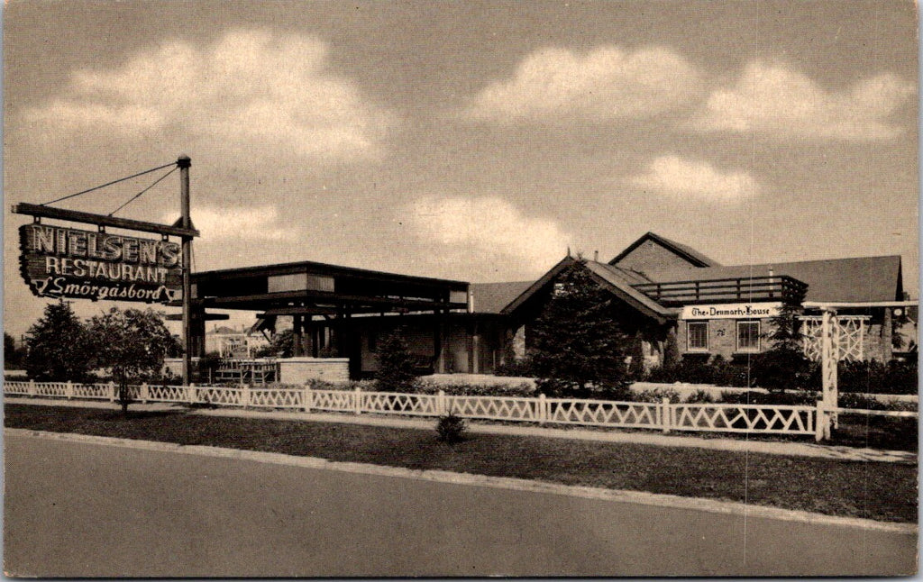 IL, CHICAGO - Nielsens Restaurant on West North Ave postcard