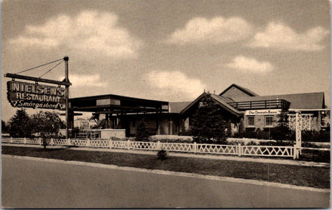 IL, CHICAGO - Nielsens Restaurant on West North Ave postcard
