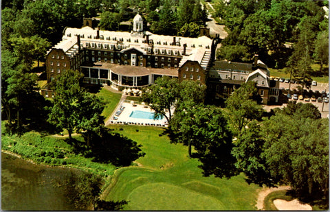 NY, COOPERSTOWN - Otesaga Hotel, veranda, pool, 18th hole postcard - 405012
