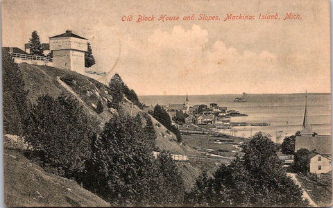 MI, MACKINAC ISLAND - Old Block House and village below postcard - A05193