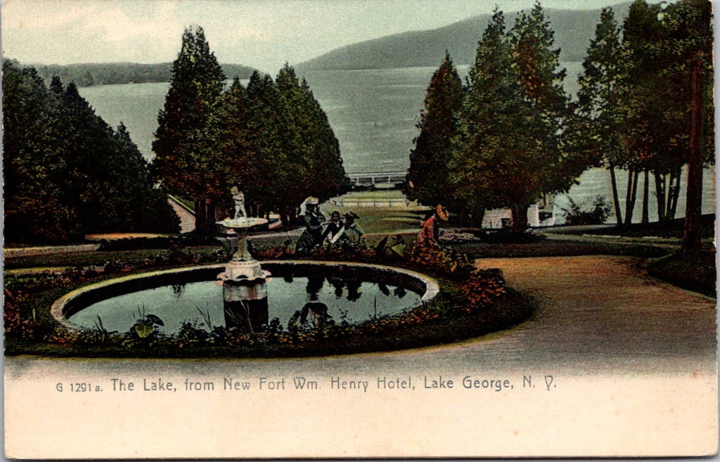 NY, LAKE GEORGE - Fort William Henry Hotel (new) Fountain, Lake postcard A07161