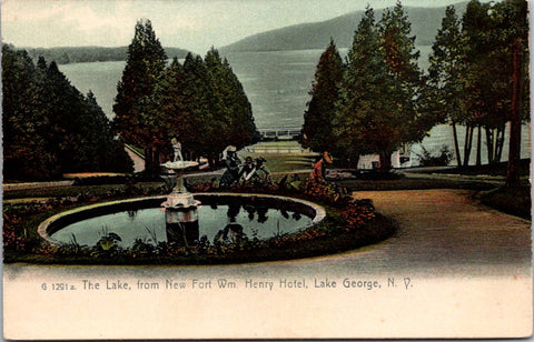 NY, LAKE GEORGE - Fort William Henry Hotel (new) Fountain, Lake postcard A07161