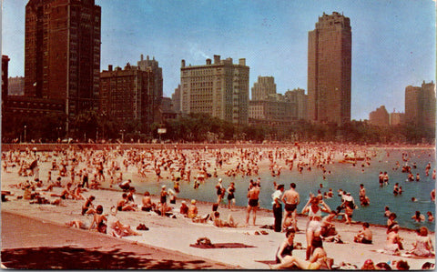 IL, CHICAGO - Oak Street Beach with people postcard - A17283
