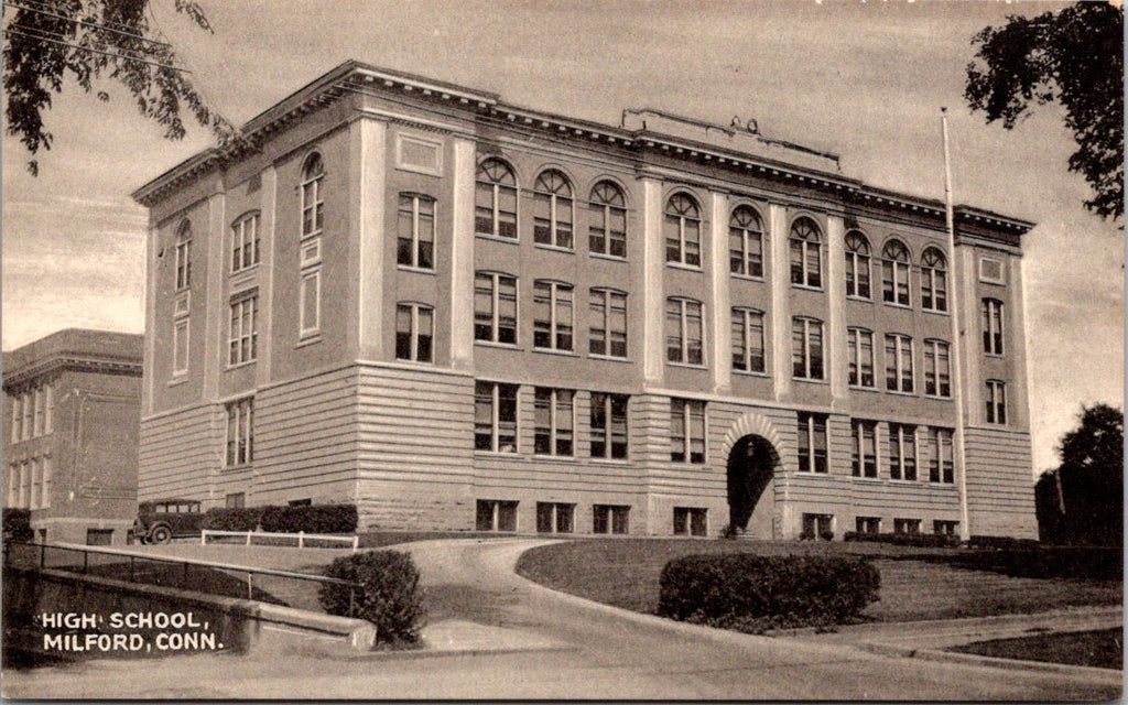 CT, MILFORD - High School - vintage postcard - A19318