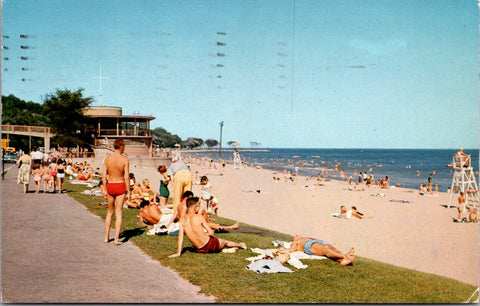 WI, MILWAUKEE - Bradford Beach on Lake Michigan - beach scene postcard - C08110