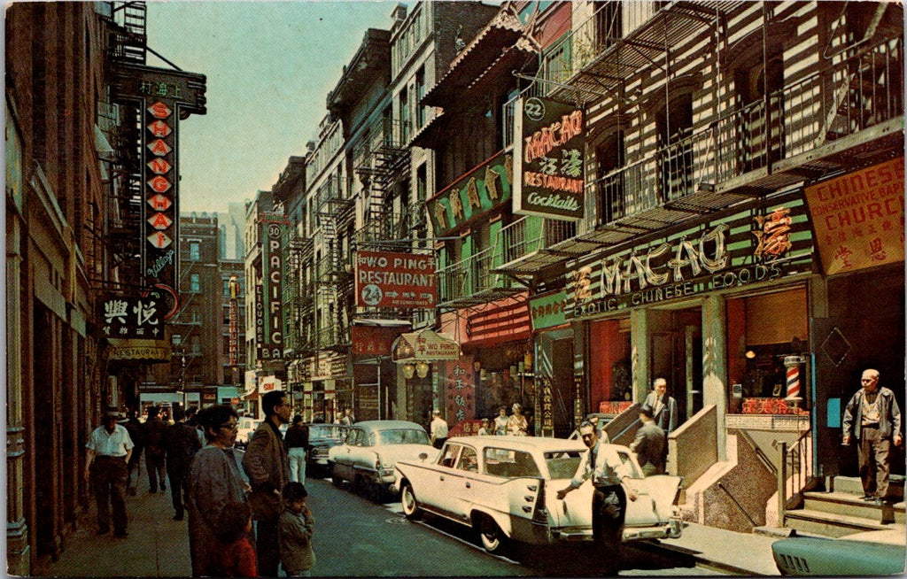 NY, NEW YORK CITY - Chinatown, barber pole, signs etc postcard - CP0372