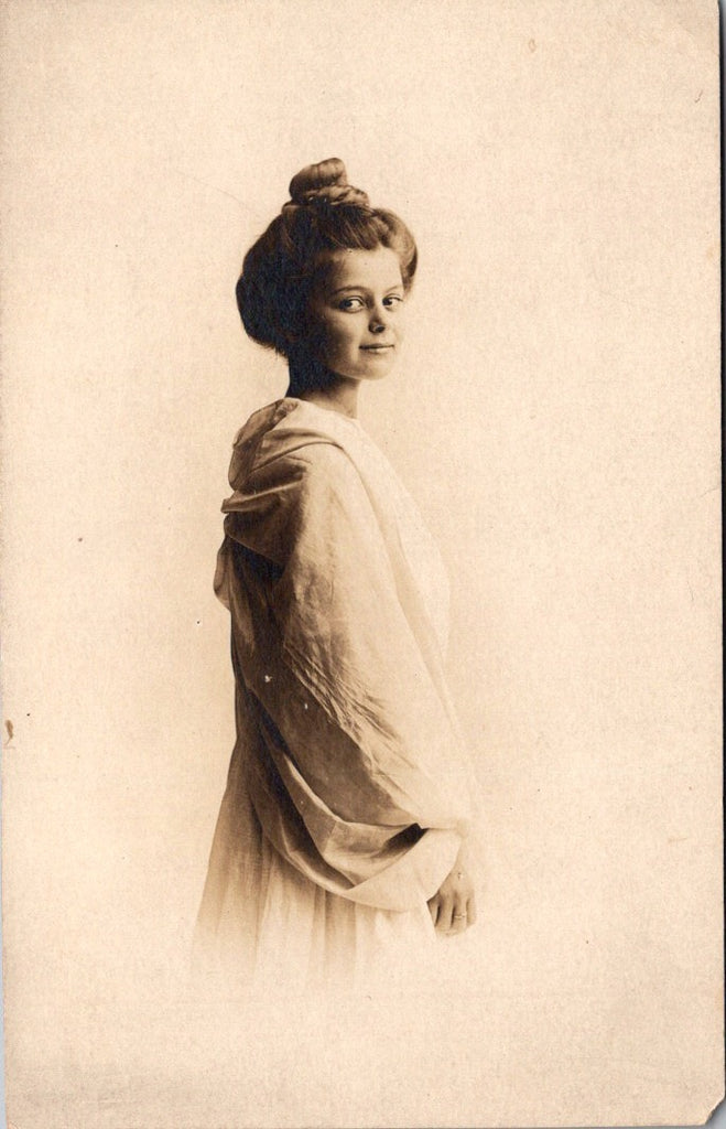 People - Female postcard - Pretty Young Woman side glance RPPC - DG0145