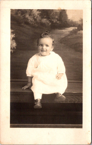 People - Child - weird, arm color & size difference - RPPC - E23238
