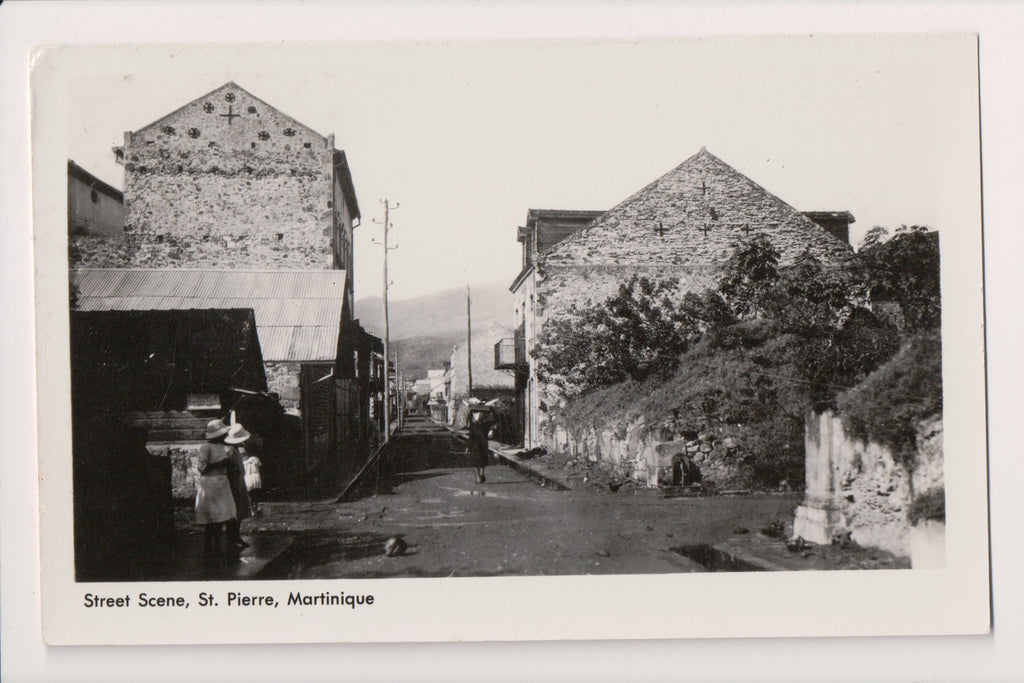Foreign postcard - ST PIERRE, Martinique street scene - G18156