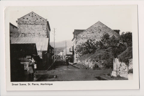 Foreign postcard - ST PIERRE, Martinique street scene - G18156