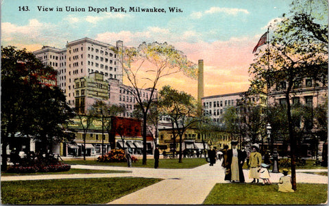 WI, MILWAUKEE - Union Depot Park, buildings, people postcard - I03190