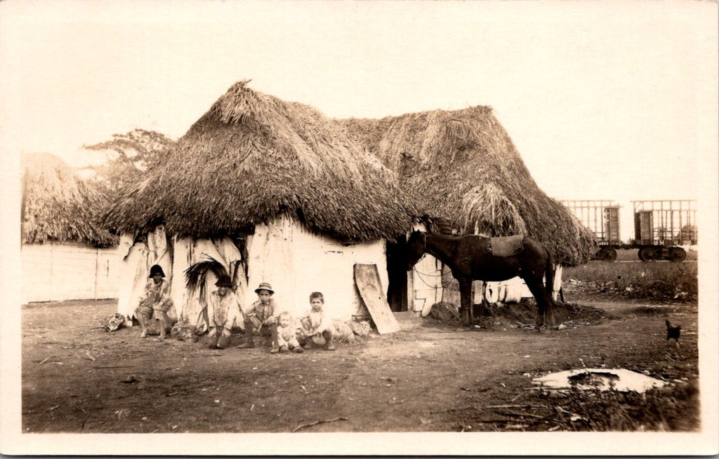 Foreign postcard - Philippines - hut, family, Horse, chicken - NL0769