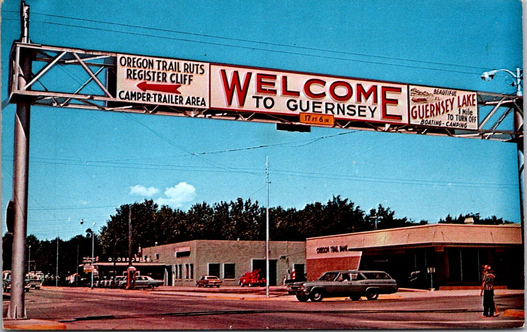 WY, GUERNSEY - Welcome sign over road, Oldsmobile building - NL0933