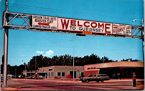 WY, GUERNSEY - Welcome sign over road, Oldsmobile building - NL0933