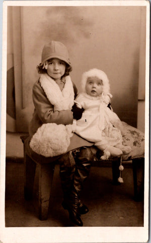People - Children - cute kids in winter apparel posing on stuffed bench RPPC - S01579