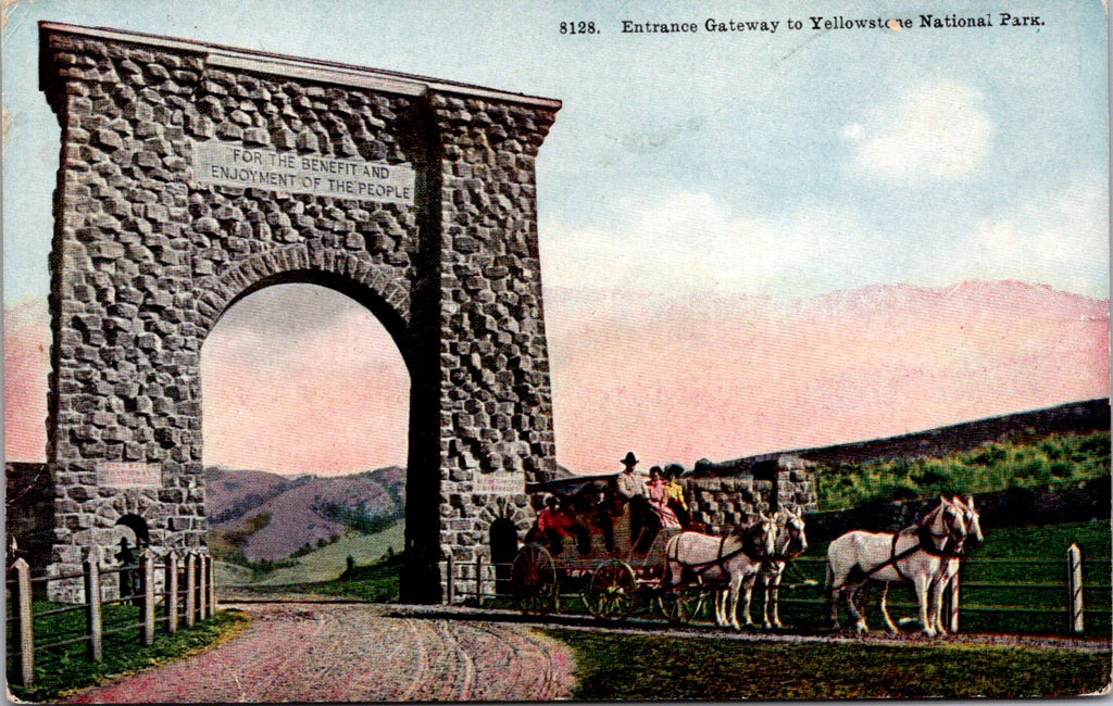 WY, YELLOWSTONE - Entrance Gateway, people in wagon up close, Yellowstone Park postcard - SL2115
