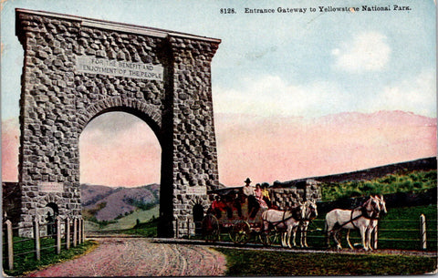 WY, YELLOWSTONE - Entrance Gateway, people in wagon up close, Yellowstone Park postcard - SL2115