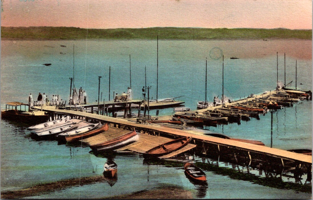 NY, CHAUTAUQUA - Sports Club Dock w/gas pumps on it postcard - w00501