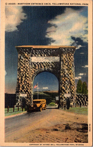 MT, YELLOWSTONE - Northern Entrance Arch, Yellowstone Park postcard - WY0002
