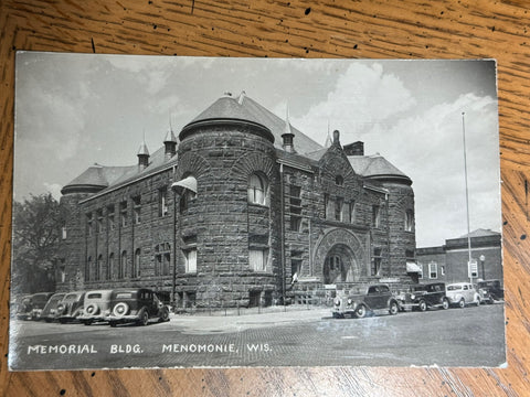 WI, MENOMONIE - Memorial Bldg, old cars - Real Photo RPPC postcard - wk0255