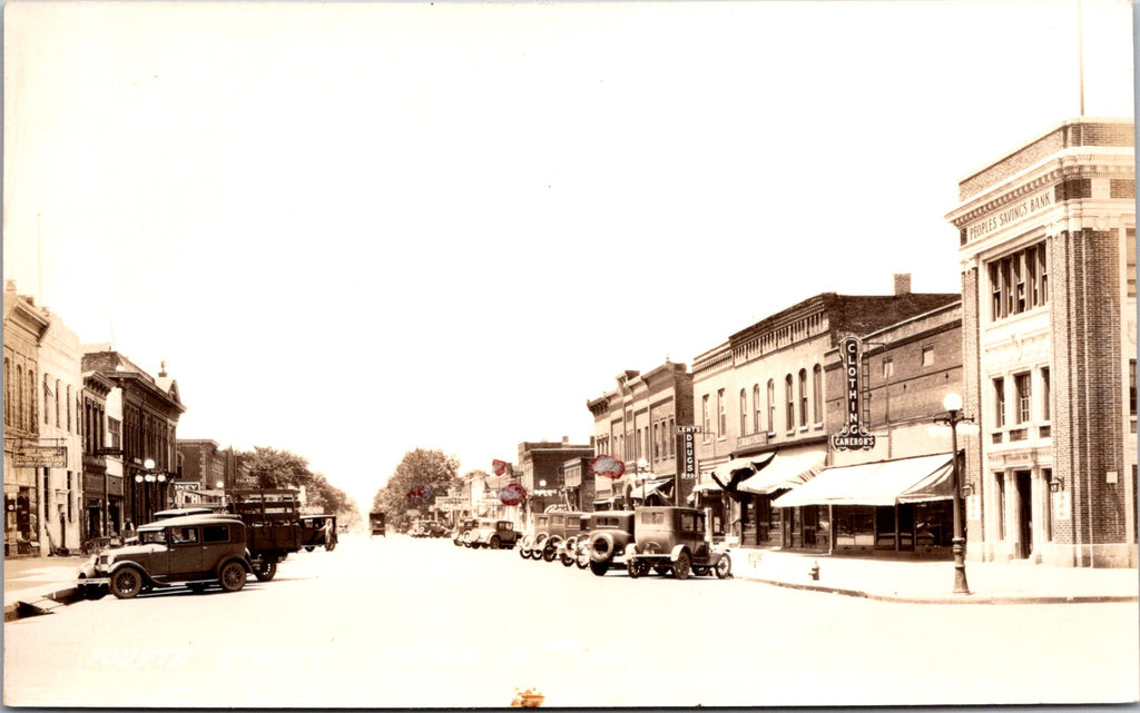 IA, Vinton - Fourth St, signs - RPPC postcard - 2k0666