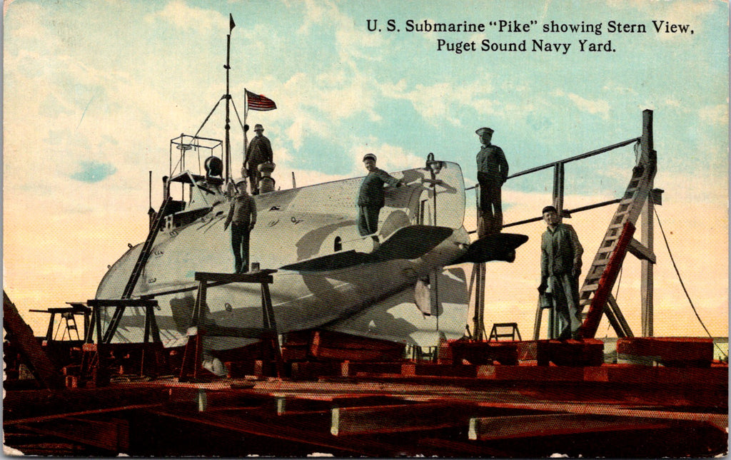 Ship Postcard - PIKE - US Submarine showing stern view, men - postcard - 2k1356