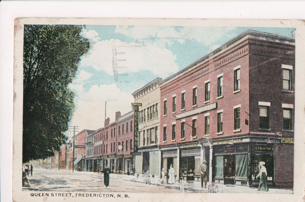 Canada - FREDERICTON, NB - Queen St with building signs, postcard - R00702