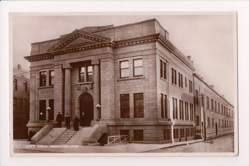 Canada - Moncton, NS - City Hall, men RPPC postcard - D07002