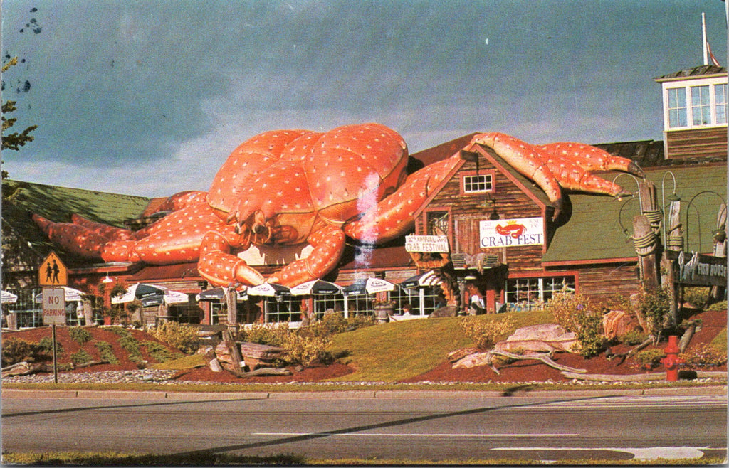 VT, SO BURLINGTON - Perrys Fish House Restaurant - giant crab on roof - D18136