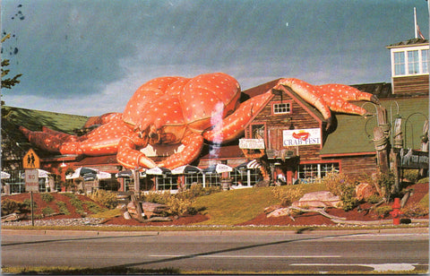VT, So Burlington - Perrys Fish House Restaurant - giant crab on roof - D18136