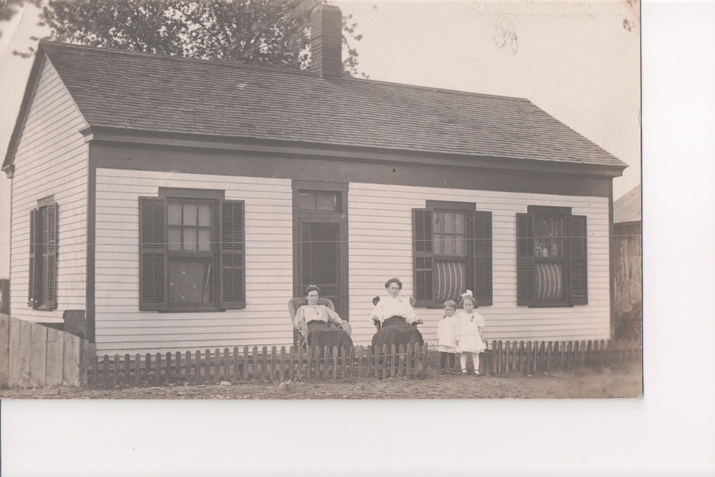 IL, BEARDSTOWN - House with people out front, 1909 RPPC - SL2214