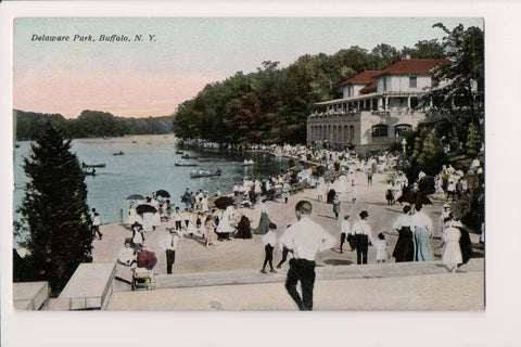 NY, Buffalo - Delaware Park - crowds - postcard - J03035