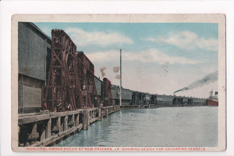 LA, New Orleans - Docks showing device to unload vessels - w03374