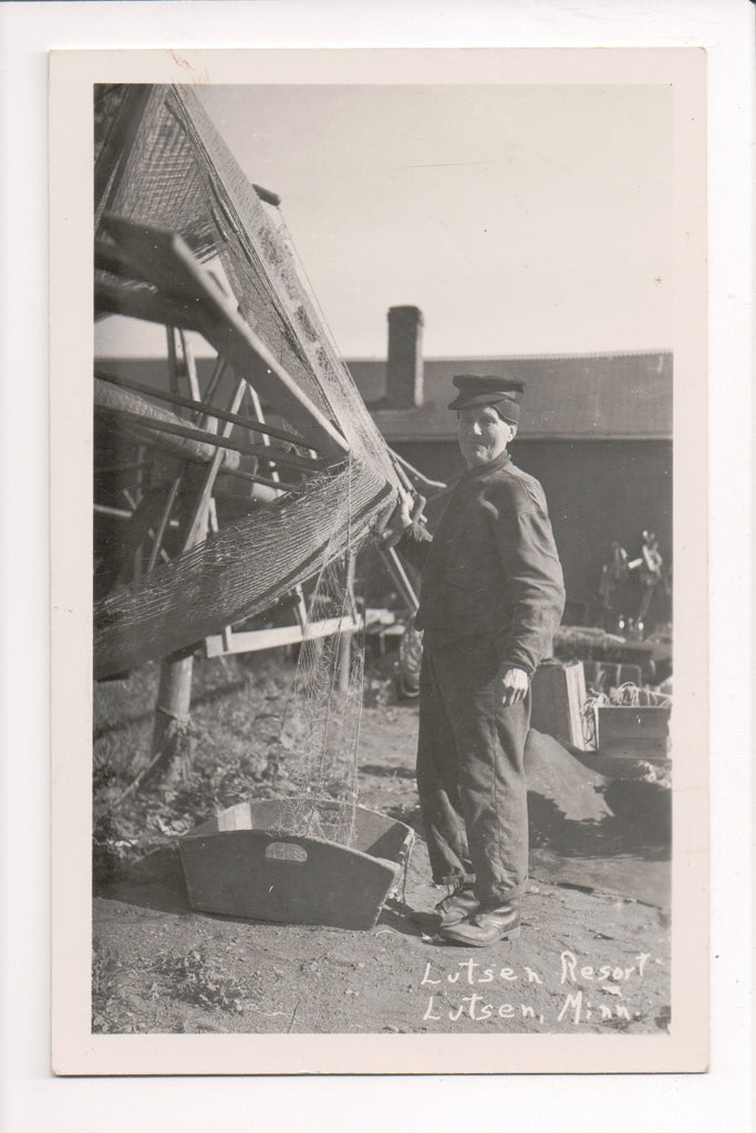 MN, LUTSEN - Lutsen Resort - fisherman, netting closeup - RPPC - D06159