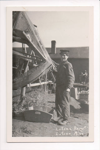 MN, LUTSEN - Lutsen Resort - fisherman, netting closeup - RPPC - D06159