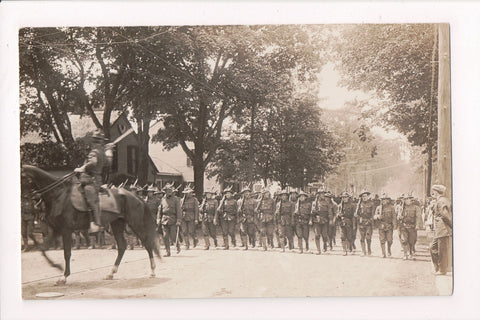 Misc - Military - Parade thru town, men in uniform with guns, WWI - RPPC - BP003