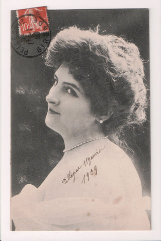 People - Female postcard - Pretty Woman - lady in pearls - NL0209