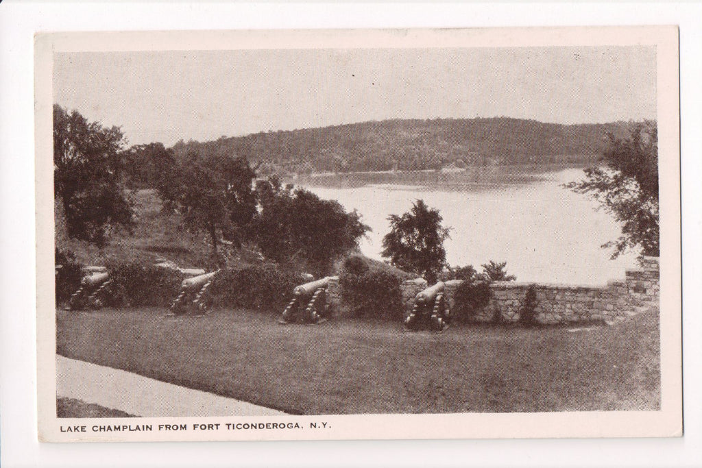 NY, Fort Ticonderoga - Canons aimed at Lake Champlain - NL0121