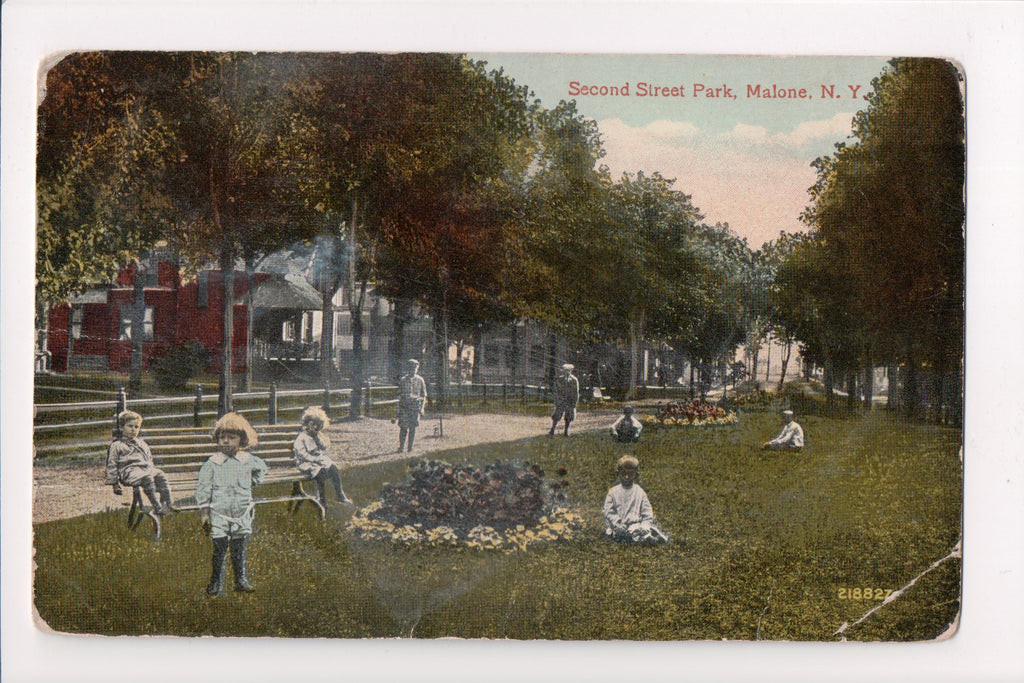 NY, MALONE - Second Street Park, kids close up - B08318