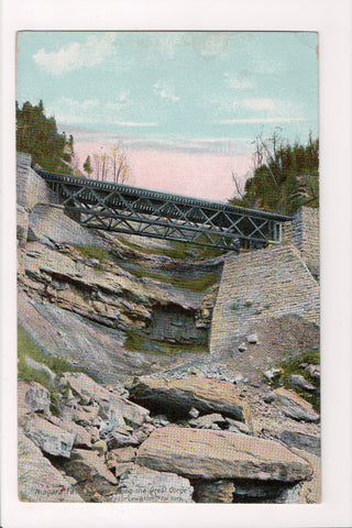 NY, LEWISTON - view along Great Gorge near (Niagara Falls) - bridge - G17105