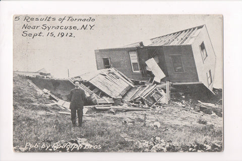 NY, Syracuse - Tornado disaster, Sept 15, 1912 - destruction, man - w02935