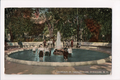 NY, SYRACUSE - Forman Park Fountain with kids in it - w03827