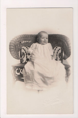 MISC - BABY in wicker chair - Plante photographer RPPC - S01578