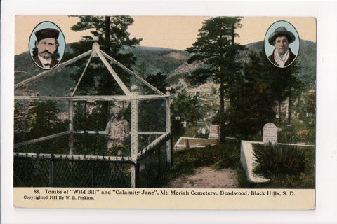 SD, DEADWOOD - Tombs of WILD BILL and CALAMITY JANE postcard - 801037