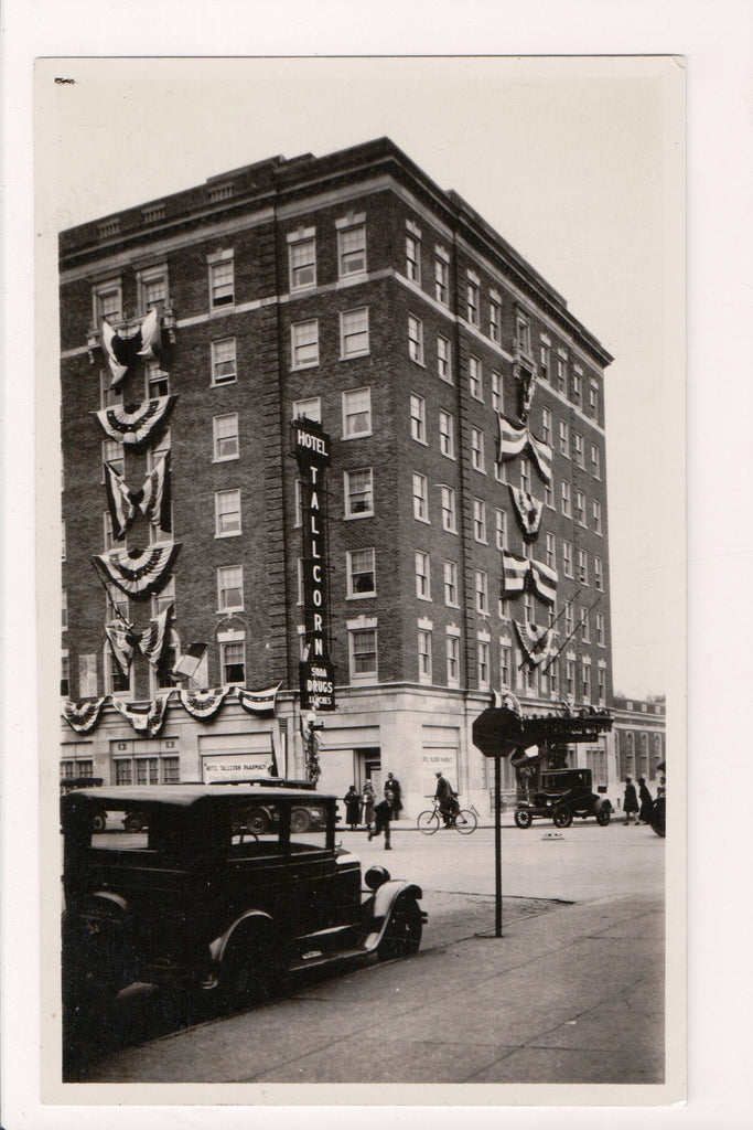 IA, Marshalltown - Hotel Tallcorn all decorated - PHOTO - W03480