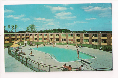 ME, Portland - HOLIDAY INN postcard - at Toll Gate No 8 - B05408